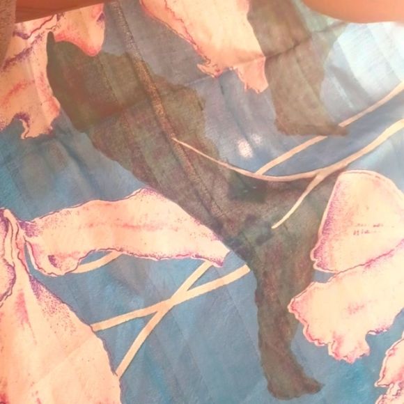 Stunning huge 100% silk scarf or wall hanging with a water and flower motif - Picture 8 of 8
